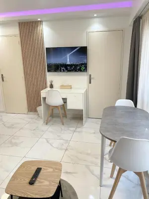 Télévision ou salle de divertissement dans l'établissement New Apartment in Paris center metro 7 & 14 Maison Blanche