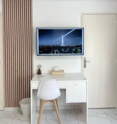 Télévision ou salle de divertissement dans l'établissement New Apartment in Paris center metro 7 & 14 Maison Blanche