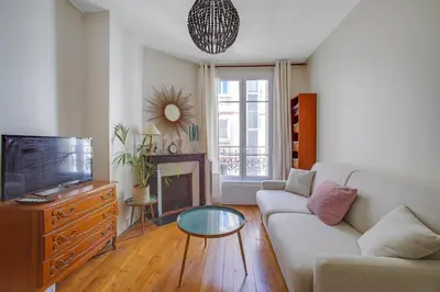 Télévision ou salle de divertissement dans l'établissement Tiny House Champs Elysées