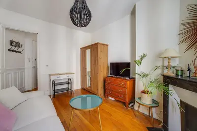 Télévision ou salle de divertissement dans l'établissement Tiny House Champs Elysées