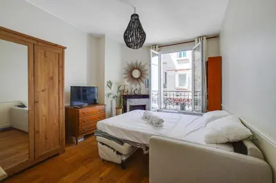 Un ou plusieurs lits dans un hébergement de l'établissement Tiny House Champs Elysées