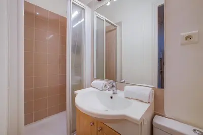 Salle de bains dans l'établissement Tiny House Champs Elysées