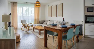 Cuisine ou kitchenette dans l'établissement Elegant and Spacious 3-Bedroom Apartment with Private Balcony