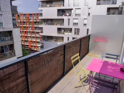 Balcon ou terrasse dans l'établissement Elegant and Spacious 3-Bedroom Apartment with Private Balcony