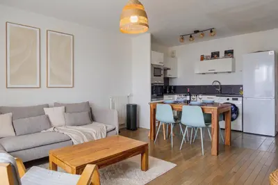Cuisine ou kitchenette dans l'établissement Elegant and Spacious 3-Bedroom Apartment with Private Balcony