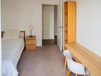 Un ou plusieurs lits dans un hébergement de l'établissement Elegant and Spacious 3-Bedroom Apartment with Private Balcony