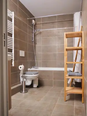 Salle de bains dans l'établissement Elegant and Spacious 3-Bedroom Apartment with Private Balcony