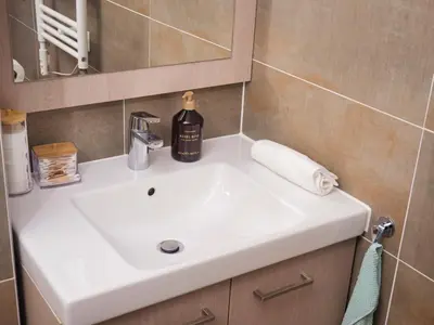 Salle de bains dans l'établissement Elegant and Spacious 3-Bedroom Apartment with Private Balcony