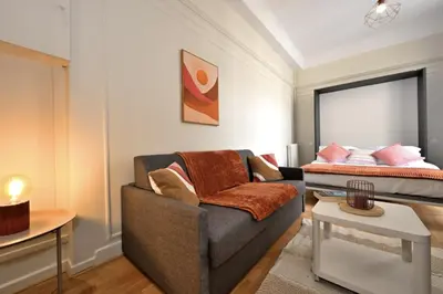 Coin salon dans l'établissement Stylish Studio - Champs-Élysées - Perfect Paris Stay