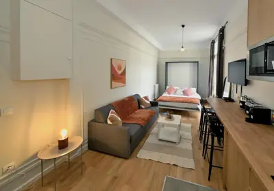 Coin salon dans l'établissement Stylish Studio - Champs-Élysées - Perfect Paris Stay