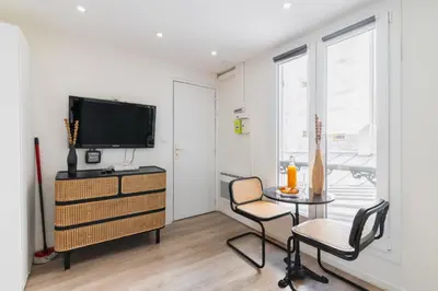 Télévision ou salle de divertissement dans l'établissement Elegant Studio voltaire- Paris 11 - 2P