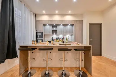 Cuisine ou kitchenette dans l'établissement Elegant appartement 3 chambres, 3 salles de bain- Double séjour- Paris 16e- Calme et standing