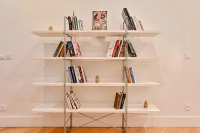 Bibliothèque dans l'appartement