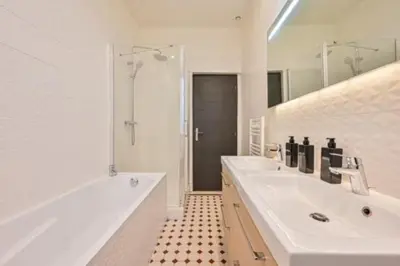 Salle de bains dans l'établissement Elegant appartement 3 chambres, 3 salles de bain- Double séjour- Paris 16e- Calme et standing