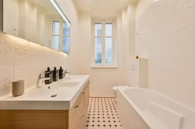 Salle de bains dans l'établissement Elegant appartement 3 chambres, 3 salles de bain- Double séjour- Paris 16e- Calme et standing