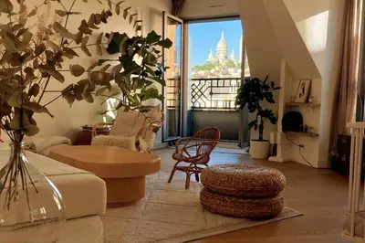 Coin salon dans l'établissement Beautiful kids friendly apartment with Montmartre view