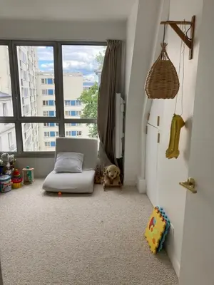 Un ou plusieurs lits dans un hébergement de l'établissement Beautiful kids friendly apartment with Montmartre view
