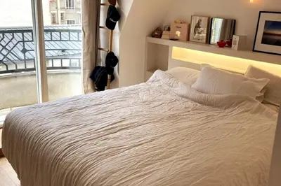 Un ou plusieurs lits dans un hébergement de l'établissement Beautiful kids friendly apartment with Montmartre view