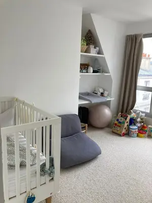 Un ou plusieurs lits dans un hébergement de l'établissement Beautiful kids friendly apartment with Montmartre view