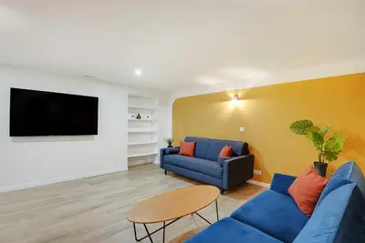 Télévision ou salle de divertissement dans l'établissement Parisian stay close to Montmartre - 2BR 8P