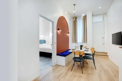 Télévision ou salle de divertissement dans l'établissement Parisian stay close to Montmartre - 2BR 8P