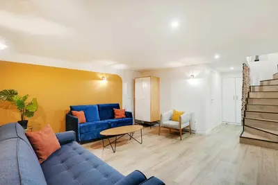 Coin salon dans l'établissement Parisian stay close to Montmartre - 2BR 8P