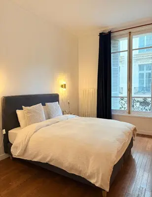 Un ou plusieurs lits dans un hébergement de l'établissement Central Champs Élysée - High Luxury 2 Bedroom Apartment
