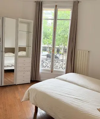 Un ou plusieurs lits dans un hébergement de l'établissement Central Champs Élysée - High Luxury 2 Bedroom Apartment
