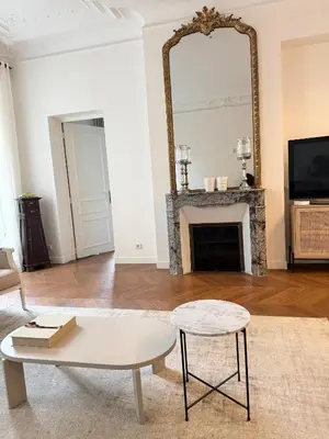 Cuisine ou kitchenette dans l'établissement Central Champs Élysée - High Luxury 2 Bedroom Apartment