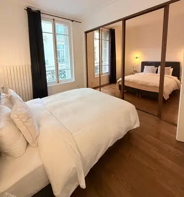 Un ou plusieurs lits dans un hébergement de l'établissement Central Champs Élysée - High Luxury 2 Bedroom Apartment