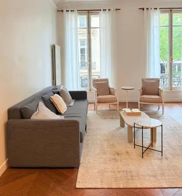Coin salon dans l'établissement Central Champs Élysée - High Luxury 2 Bedroom Apartment