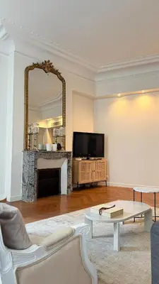 Télévision ou salle de divertissement dans l'établissement Central Champs Élysée - High Luxury 2 Bedroom Apartment