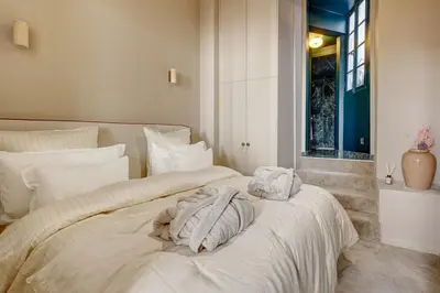 Un ou plusieurs lits dans un hébergement de l'établissement La suite de luxe Saint Germain