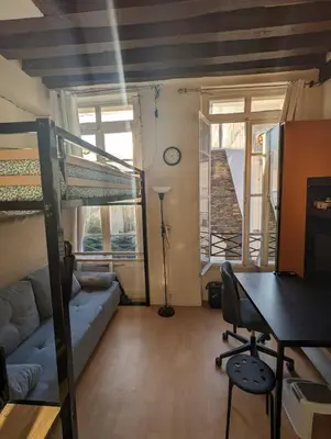 Coin salon dans l'établissement Charmant studio calme et lumineux à Notre-Dame