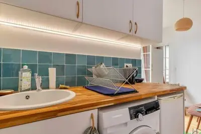 Cuisine ou kitchenette dans l'établissement Folie Regnault 3 - LB - Bright flat near Bastille for 2p