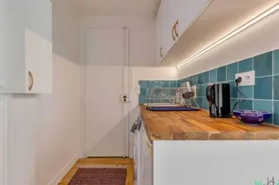 Cuisine ou kitchenette dans l'établissement Folie Regnault 3 - LB - Bright flat near Bastille for 2p
