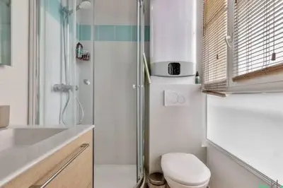 Salle de bains dans l'établissement Folie Regnault 3 - LB - Bright flat near Bastille for 2p