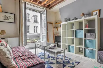 Coin salon dans l'établissement Faubourg Du Temple 2 - CI - Pleasant, light-filled Parisian studio - 2p