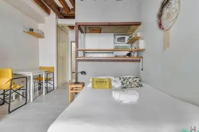 Un ou plusieurs lits dans un hébergement de l'établissement Faubourg Du Temple 2 - CI - Pleasant, light-filled Parisian studio - 2p