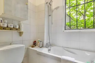 Salle de bains dans l'établissement Faubourg Du Temple 2 - CI - Pleasant, light-filled Parisian studio - 2p