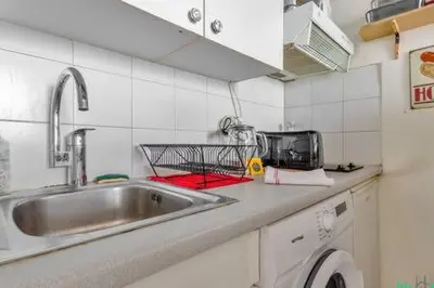 Cuisine ou kitchenette dans l'établissement Faubourg Du Temple 2 - CI - Pleasant, light-filled Parisian studio - 2p