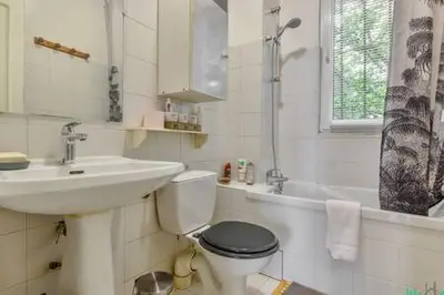 Salle de bains dans l'établissement Faubourg Du Temple 2 - CI - Pleasant, light-filled Parisian studio - 2p