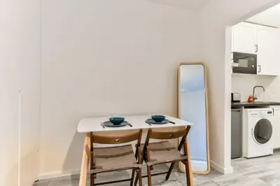Cuisine ou kitchenette dans l'établissement Cozy studio near Paris