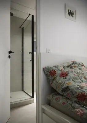 Un ou plusieurs lits dans un hébergement de l'établissement Studio jardin privé paris centre