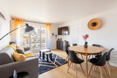 Télévision ou salle de divertissement dans l'établissement Spacious Montmartre Apartment - Sacré-Cœur View & Balcony