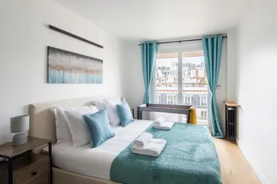 Un ou plusieurs lits dans un hébergement de l'établissement Spacious Montmartre Apartment - Sacré-Cœur View & Balcony