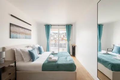 Un ou plusieurs lits dans un hébergement de l'établissement Spacious Montmartre Apartment - Sacré-Cœur View & Balcony