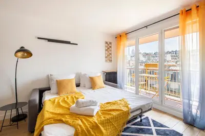 Un ou plusieurs lits dans un hébergement de l'établissement Spacious Montmartre Apartment - Sacré-Cœur View & Balcony