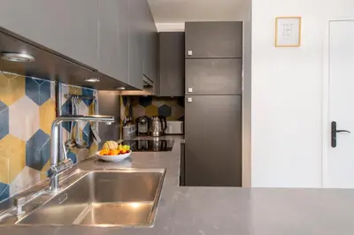 Cuisine ou kitchenette dans l'établissement Spacious Montmartre Apartment - Sacré-Cœur View & Balcony