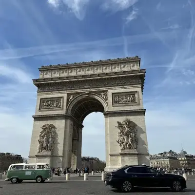LV1 Au cœur de l'Avenue des Champs-Elysées Arc de Triomphe